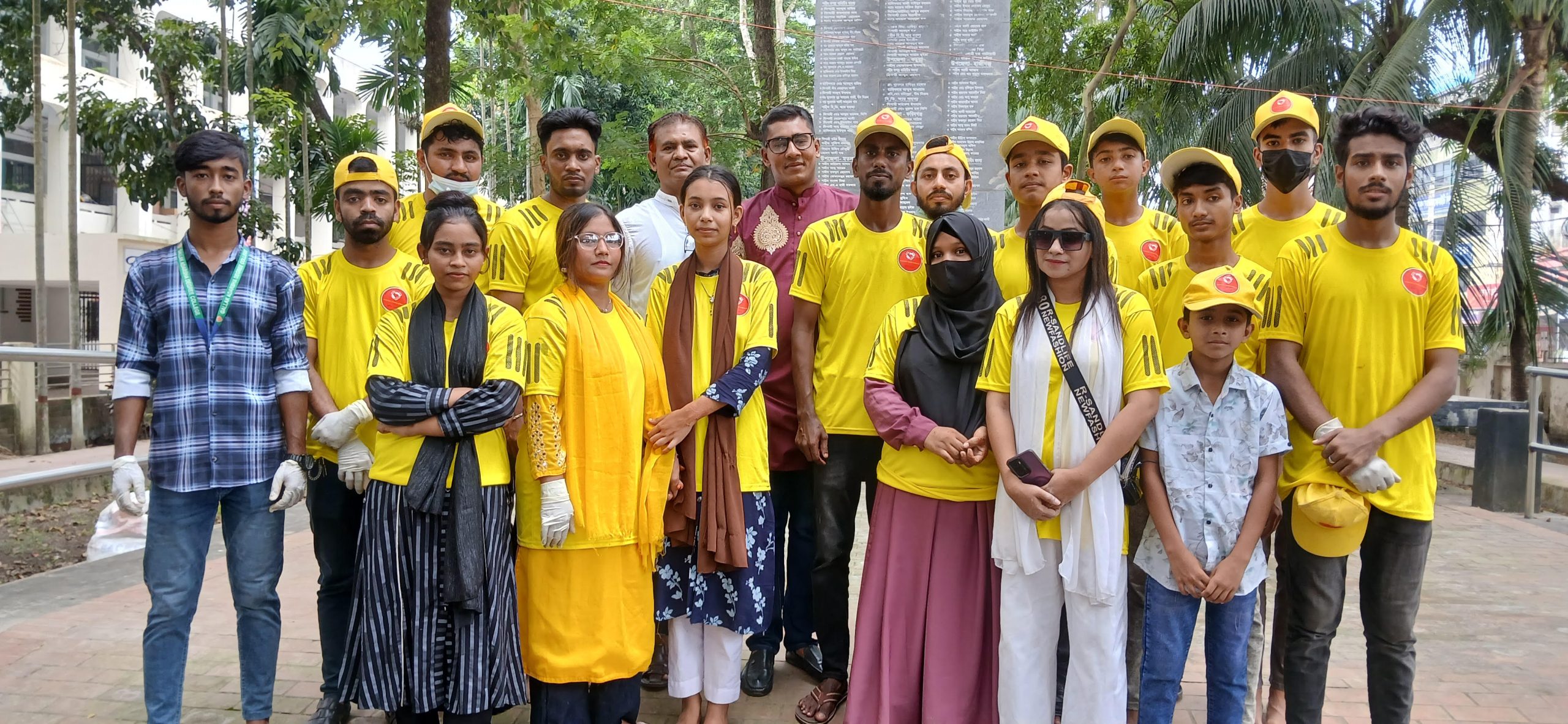 | চাঁদপুরের স্বেচ্ছাসেবী সংগঠন নবজাগরন গোল্ডেন ফাউন্ডেশনের আয়োজনে শুক্রবার (১৮ অক্টোবর) জেলা প্রশাসক কার্যালয় সংলগ্নে পরিষ্কার পরিচ্ছন্নতা অভিযান চালানো হয়। চাঁদপুর জেলা প্রশাসক কার্যালয় সংলগ্নে নবজাগরণ গোল্ডেন ফাউন্ডেশনের পরিস্কার-পরিচ্ছন্নতা অভিযান