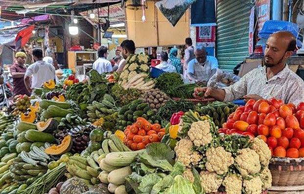 সরবরাহ বাড়লেও কমেনি সবজির দাম