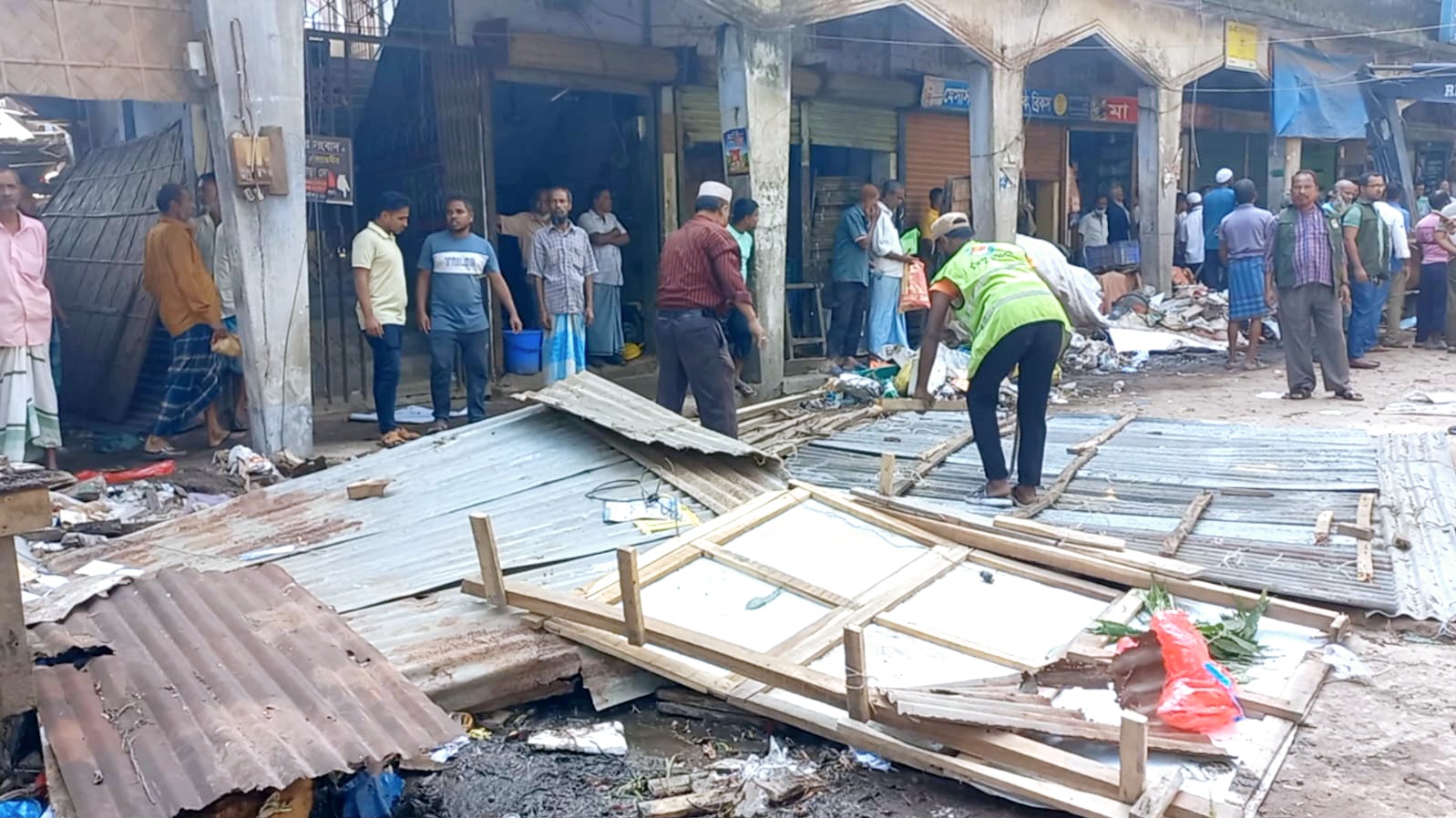 চাঁদপুর পরিচ্ছন্ন ও যানজট মুক্ত রাখতে অর্ধশত অবৈধ স্থাপনা উচ্ছেদ