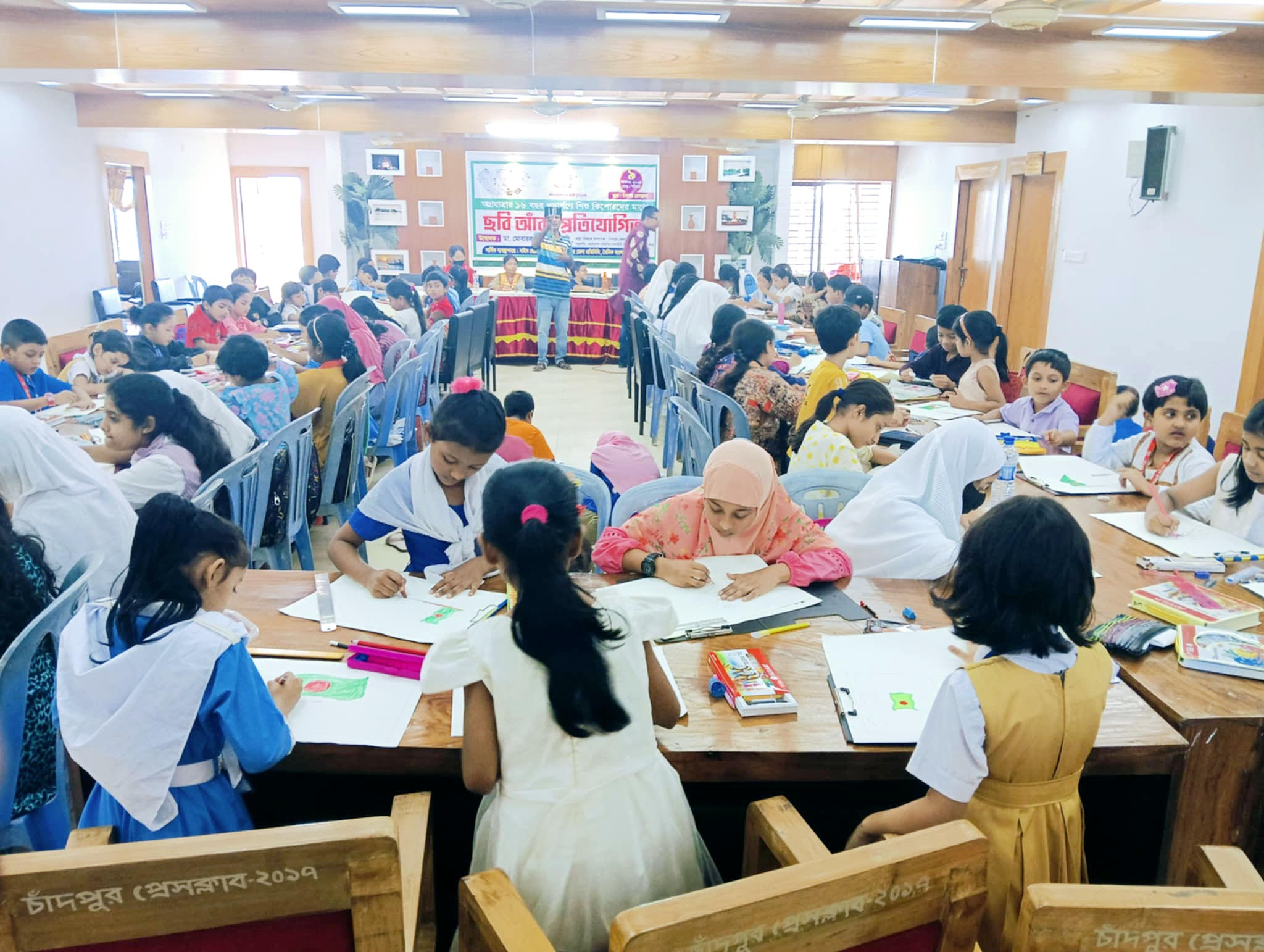 দৈনিক বাংলাদেশের আলো’র অগ্রযাত্রা ১৬ বছর পদার্পণে চাঁদপুরে চিত্রাংকন প্রতিযোগিতার উদ্বোধন