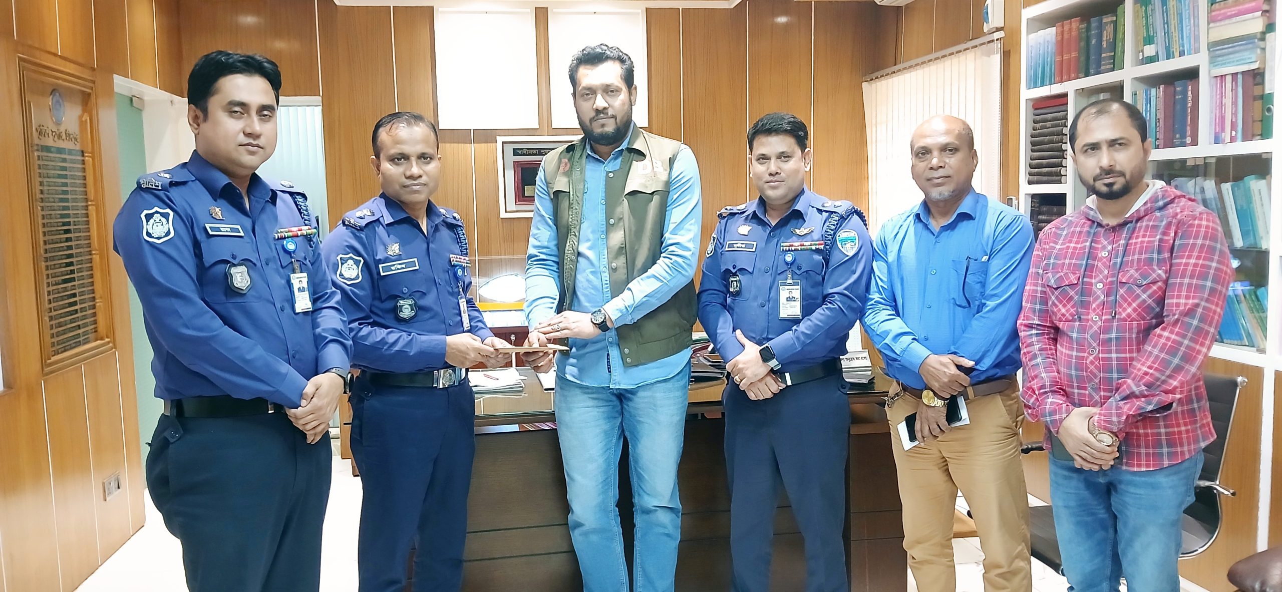 সরকারি গুলি উদ্ধারে কাজের স্বীকৃতি স্বরূপ চাঁদপুর জেলা পুলিশের অর্থ পুরস্কার প্রদান