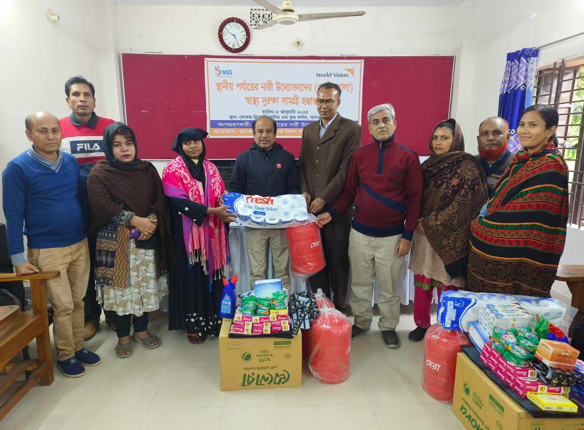 আমতলীতে এনএসএস ও ওয়ার্ল্ড ভিশনের স্বাস্থ্য সুরক্ষা সামগ্রী বিতরন