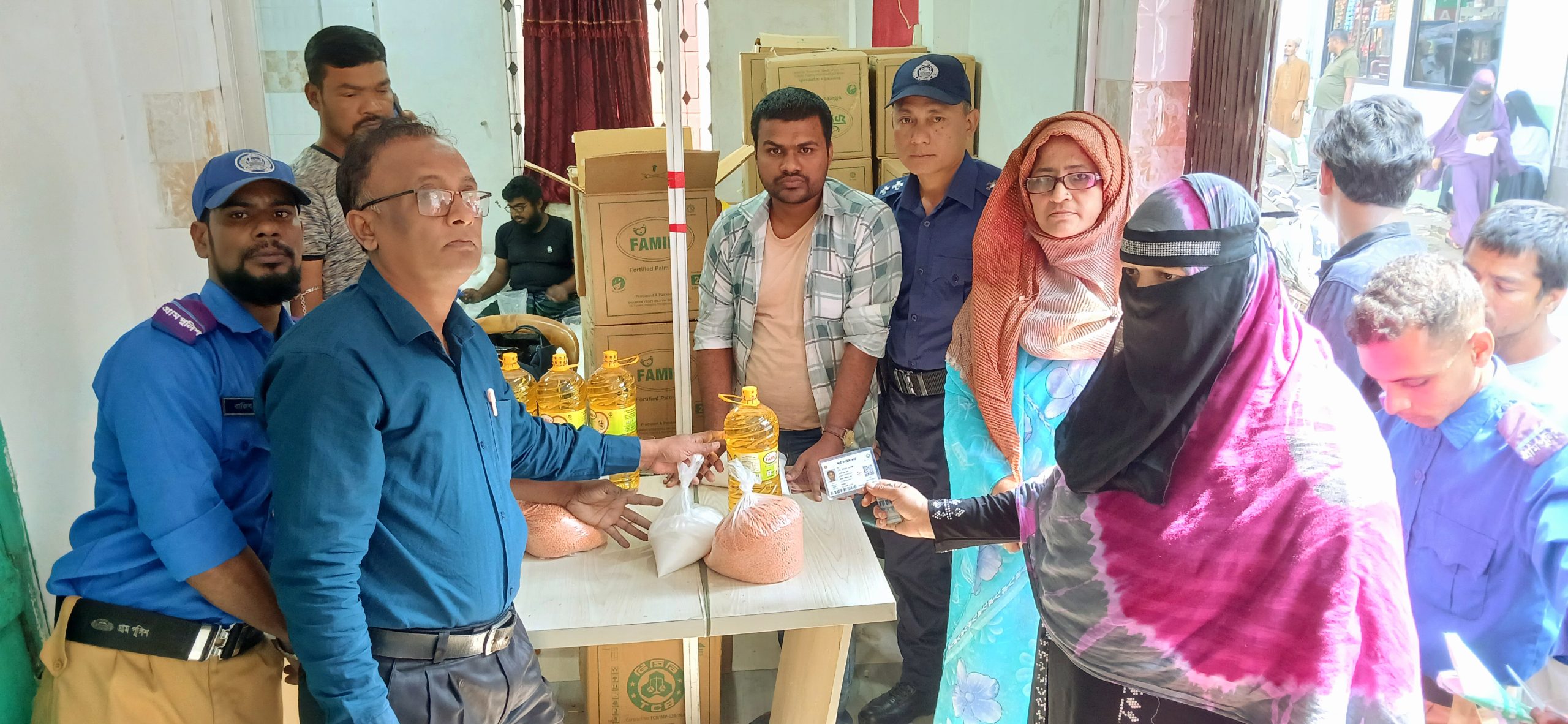 তরপুরচন্ডী ইউনিয়নে নিম্ন আয়ের মানুষের মাঝে টিসিবি’র পণ্য সামগ্রী বিতরণ