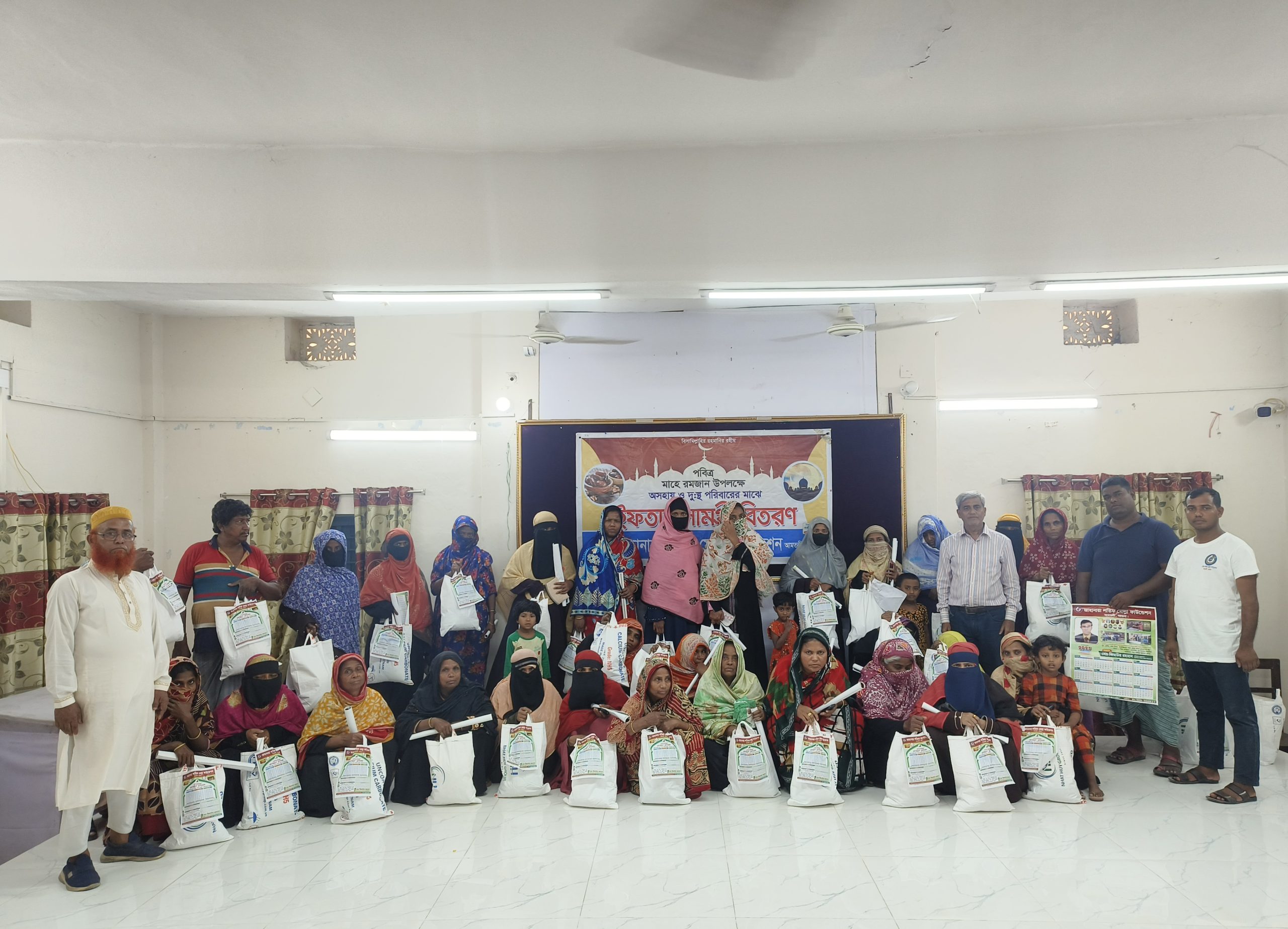 আমতলীতে ১৫০ দরিদ্র পরিবার মাঝে ইফতার সামগ্রী বিতরন