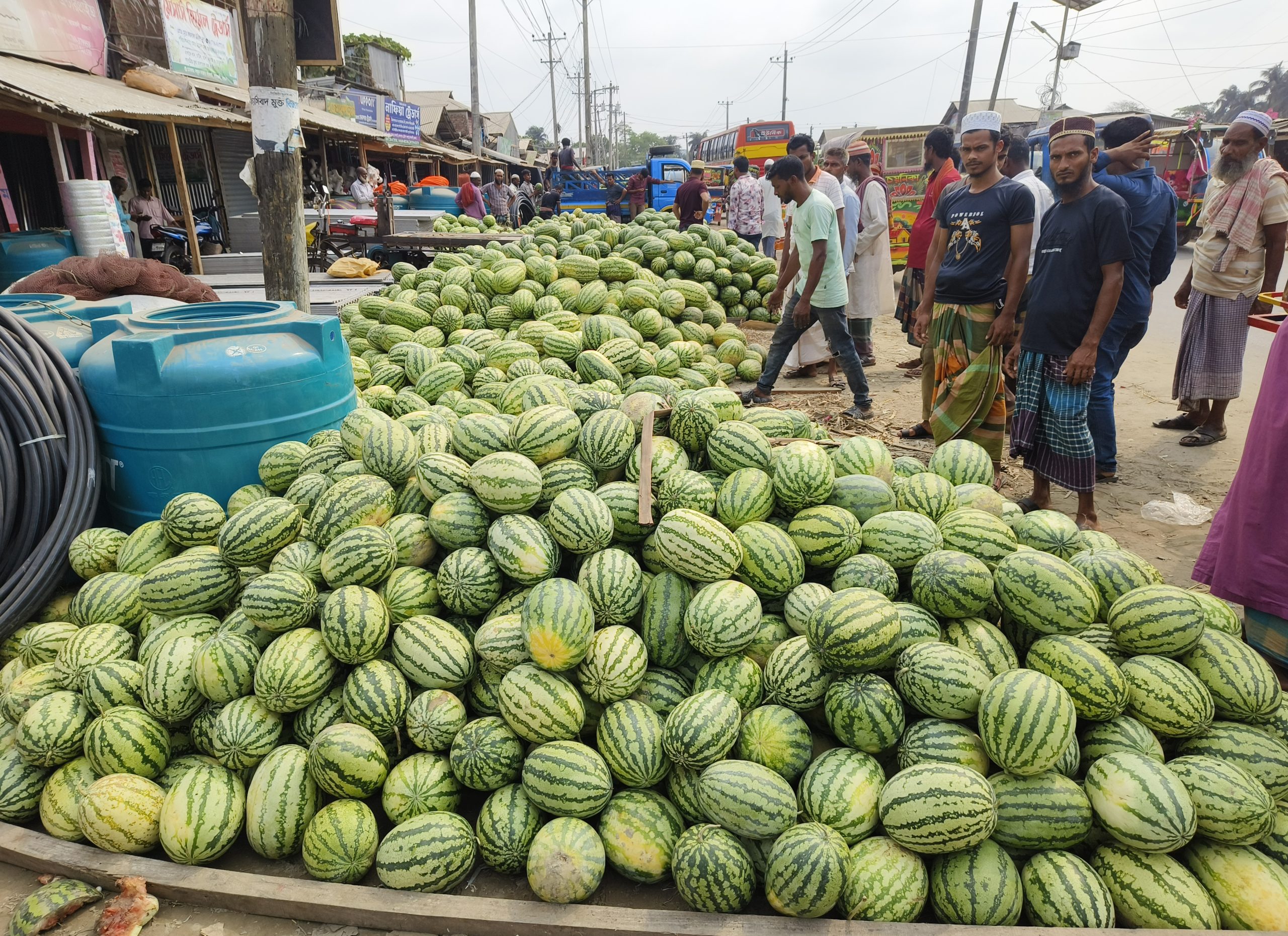 গরমের রসালো ফল তরমুজে আমতলীর বাজার সয়লাব