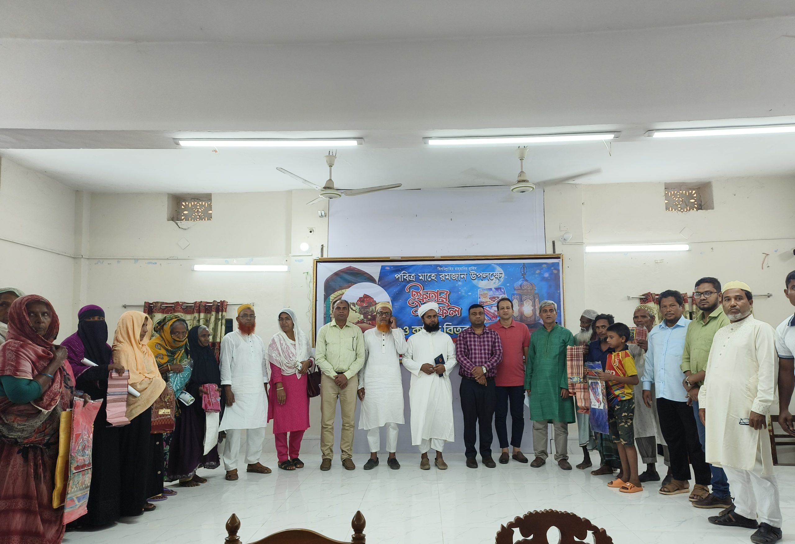 আমতলীতে জাহানারা লতিফ মোল্লা ফাউন্ডেশনের উদ্যোগে হত দরিদ্র পরিবারের মাঝে কাপড় বিতরন