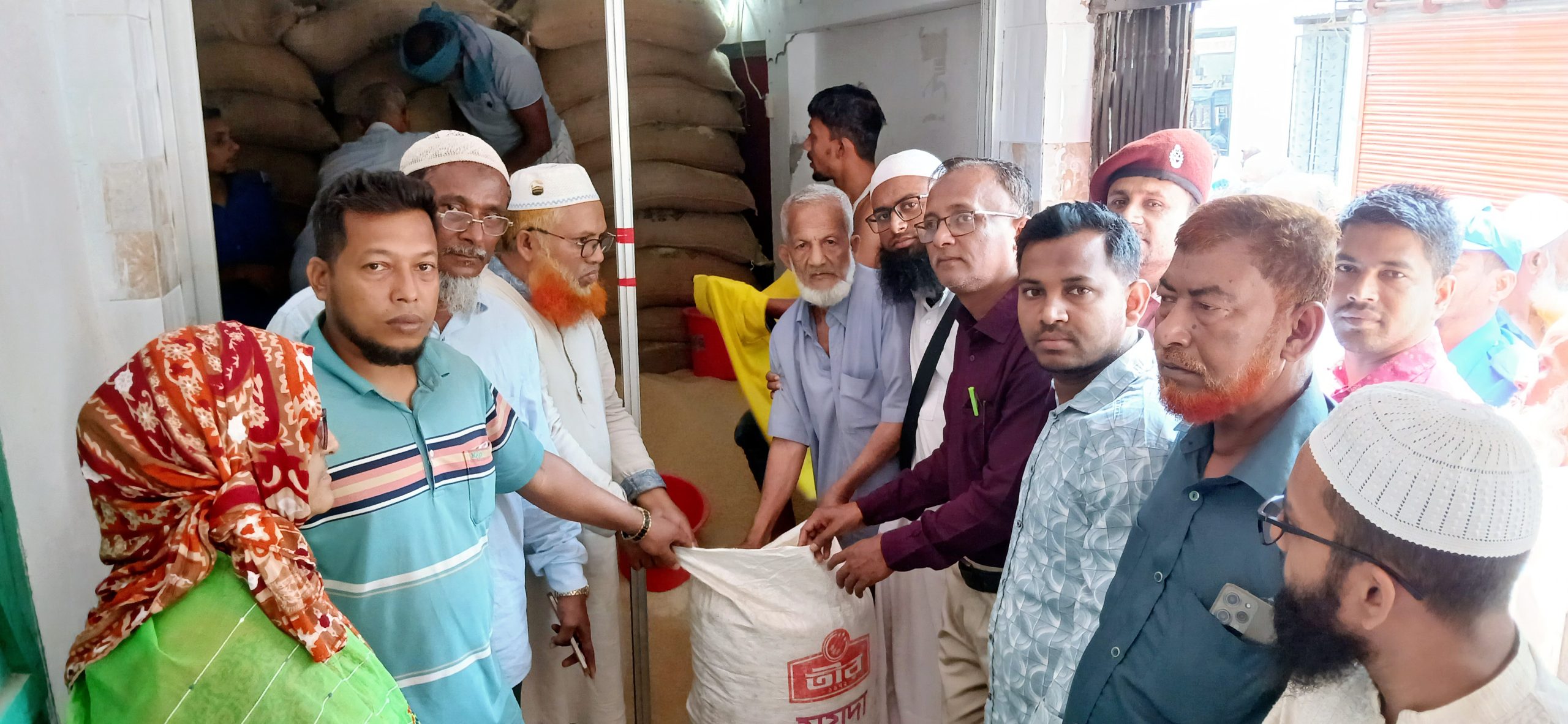 চাঁদপুর সদরের তরপুরচন্ডী ইউনিয়নে নিবন্ধিত জেলেদের মাঝে চাল বিতরণ