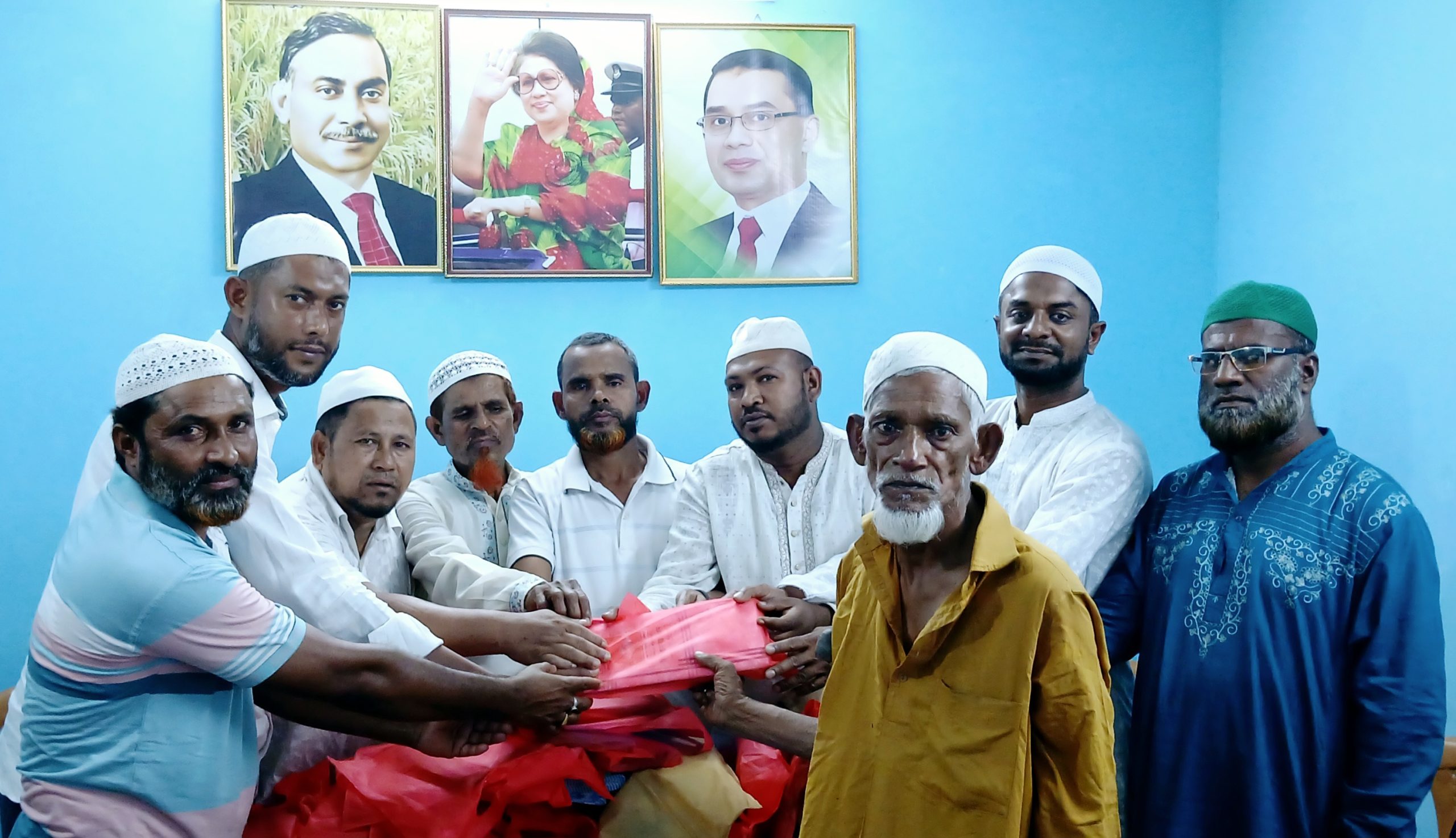 দপুরে ৭ নং ওয়ার্ড তাঁতী দলের উদ্যোগে অসহায়দের মাঝে ঈদ উপহার বিতরণ