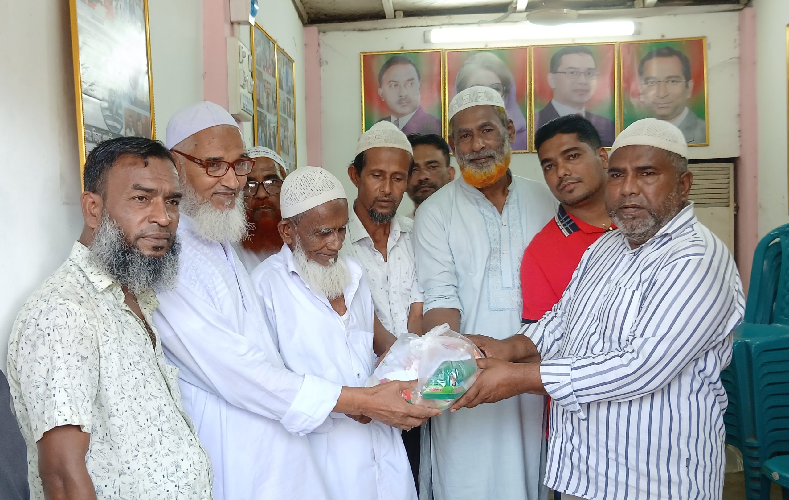 প্রধানীয়া পরিবারের পক্ষ থেকে ৩ শতাধিক নিম্নবিত্ত অসহায় পেল ঈদ উপহার