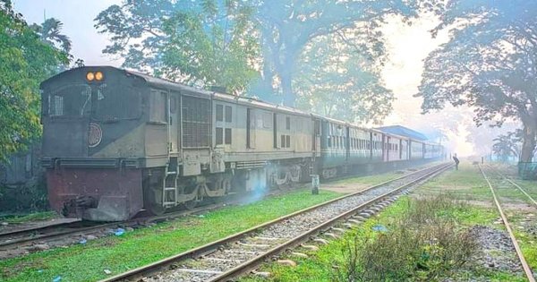 ময়মনসিংহ-মোহনগঞ্জ লোকাল ট্রেন বন্ধ, ক্ষুব্ধ যাত্রীরা