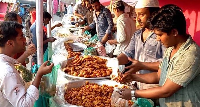 রোজার শুরুতেই জমে উঠেছে ইফতার বাজার