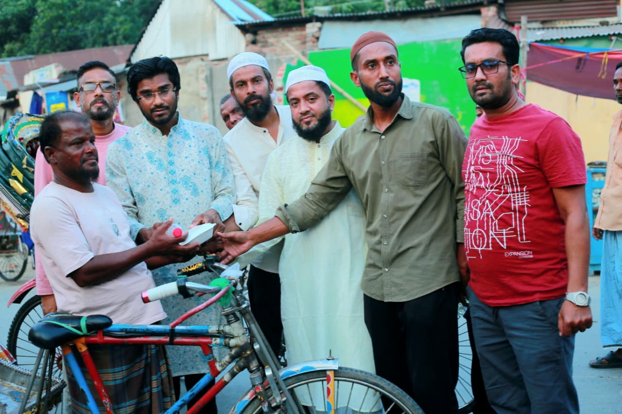 চাঁদপুর জেলা স্বেচ্ছাসেবক দলের সিনিয়র যুগ্ম আহবায়ক শামছুল আলম সূর্যের উদ্যোগে ইফতার বিতরণ