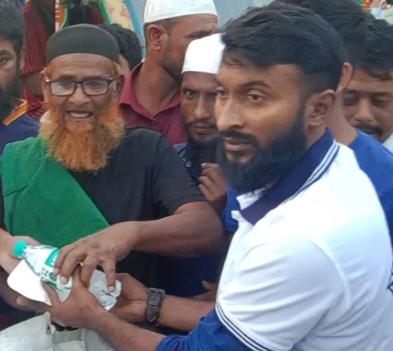 ভালুকায় ফ্রেন্ডস ক্লাবের ইফতার বিতরণ
