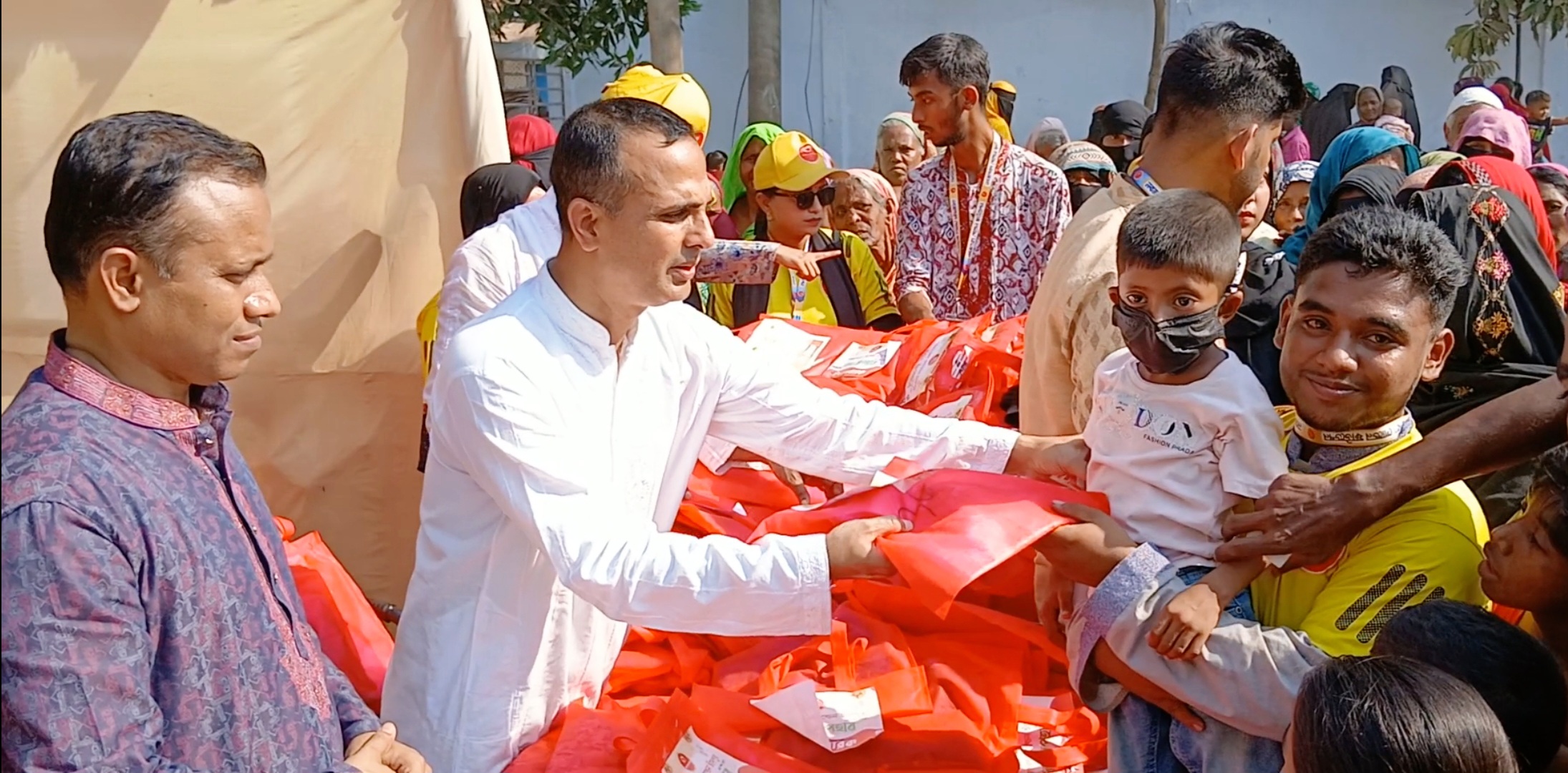 ৪ শতাধিক সুবিধাবঞ্চিত শিশু ও অসহায় পেলো নবজাগরণ গোল্ডেন চাঁদপুরের ঈদ উপহার বিতরণ