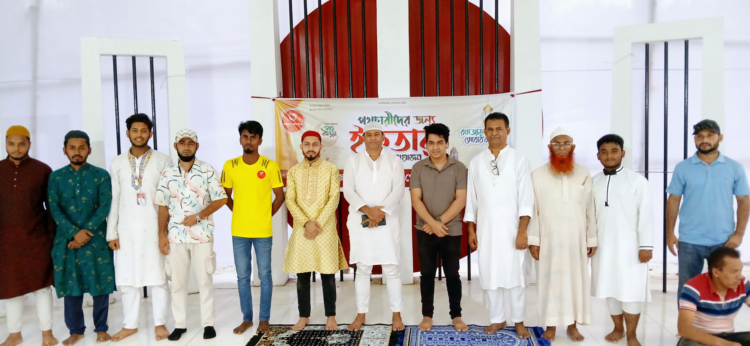দুই শতাধিক পথচারীদের জন্য নবজাগরণ গোল্ডেন চাঁদপুরের আয়োজনে ইফতার