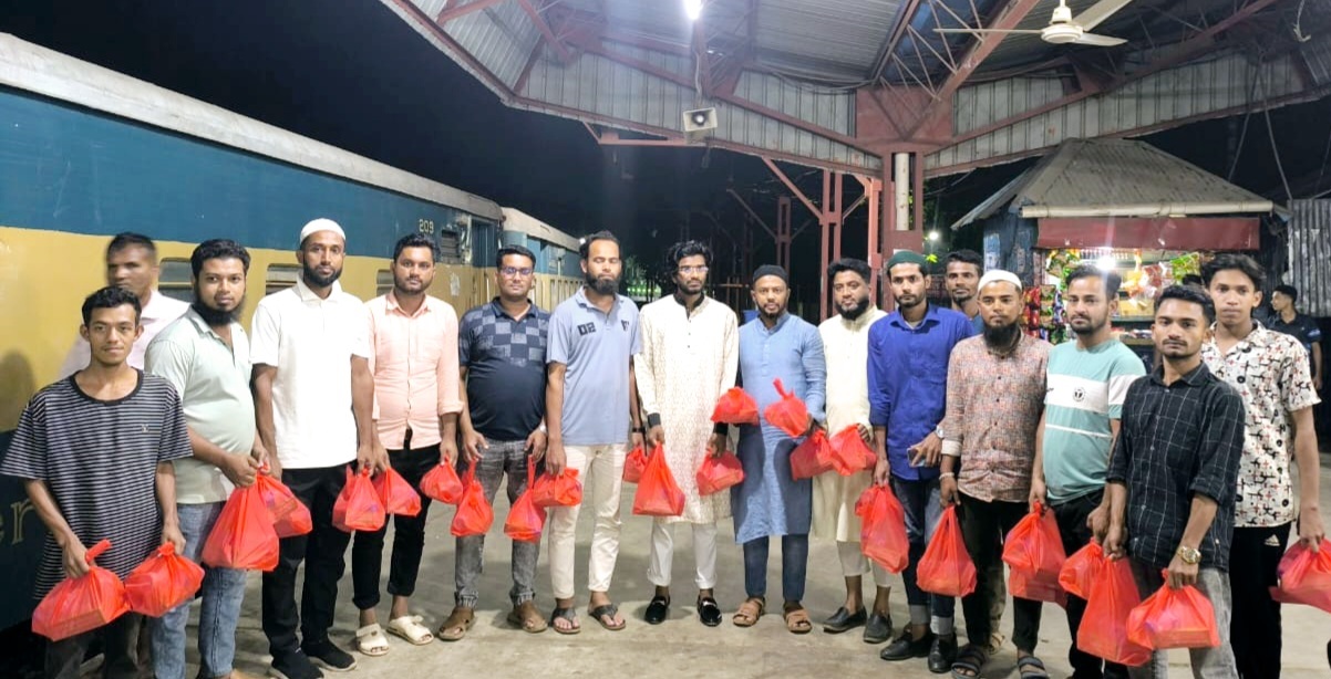 চাঁদপুর জেলা স্বেচ্ছাসেবক দলের সিনিয়র যুগ্ন আহ্বায়ক এর উদ্যোগে সেহেরী বিতরন