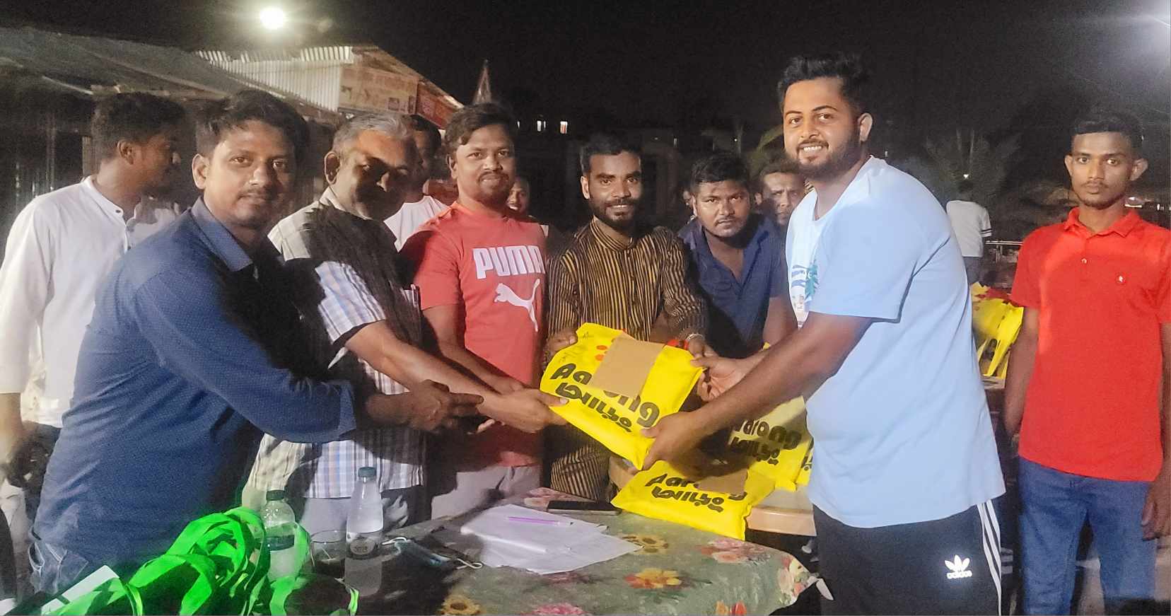 পলাশে ছাত্রদলের নেতাকর্মীদের মাঝে ঈদ উপহার বিতরণ