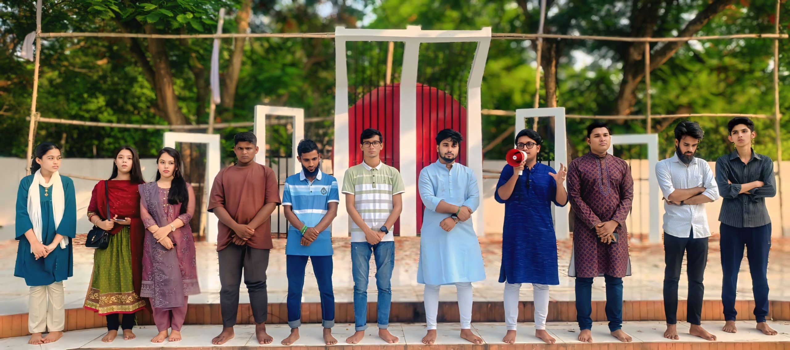 চাঁদপুরে সাধারণ শিক্ষার্থীদের সমবেত কণ্ঠে জাতীয় সংগীত পরিবেশন করে প্রতিবাদ