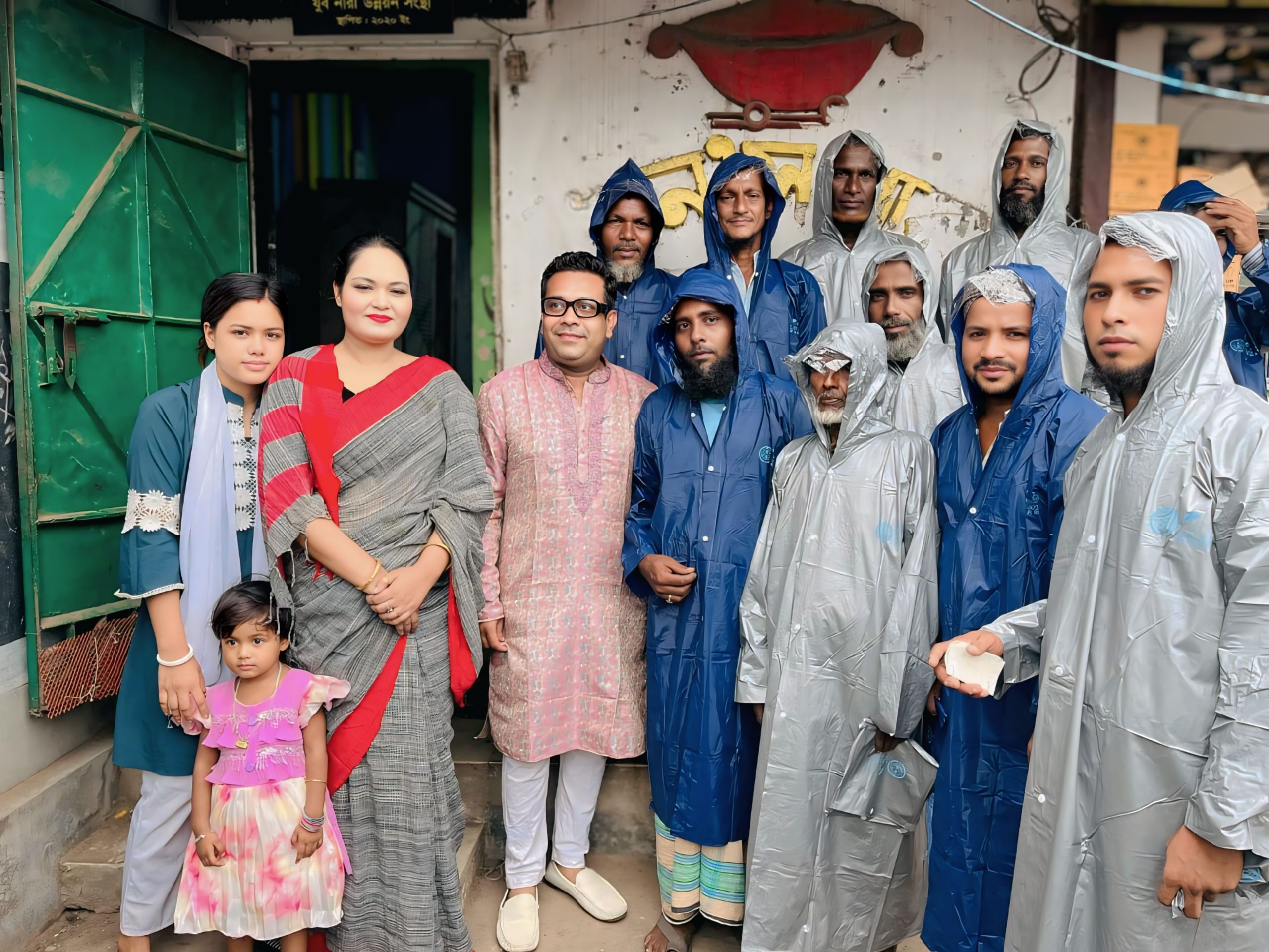 রিকশাচালকদের রেইনকোট দিয়ে প্রশংসায় ভাসছে বিজয়ীর ফাউন্ডার তানিয়া ইশতিয়াক খান
