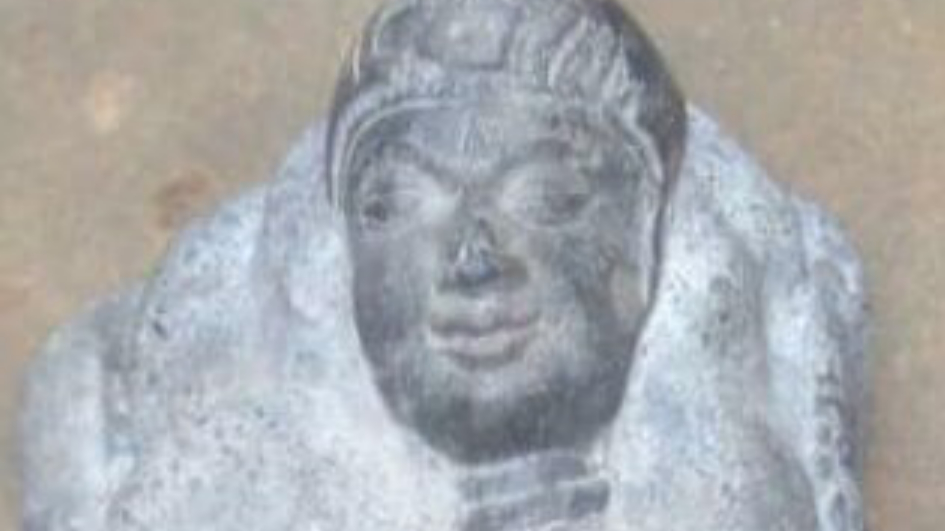 গাইবান্ধার গোবিন্দগঞ্জে ভাংরি ব্যবসায়ীর বাড়ি থেকে কষ্টি পাথর সাদৃশ্য মূর্তি উদ্ধার করেছে পুলিশ