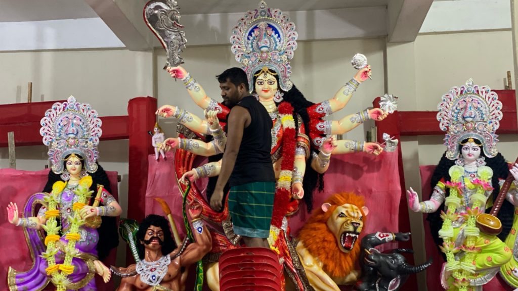নেত্রকোনার ৫১৫ মণ্ডপে চলছে দুর্গাপূজার শেষ সময়ের প্রস্তুতি