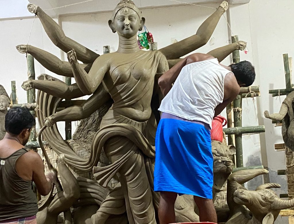 প্রতিমা তৈরিতে ব্যস্ত মৃৎশিল্পীরা