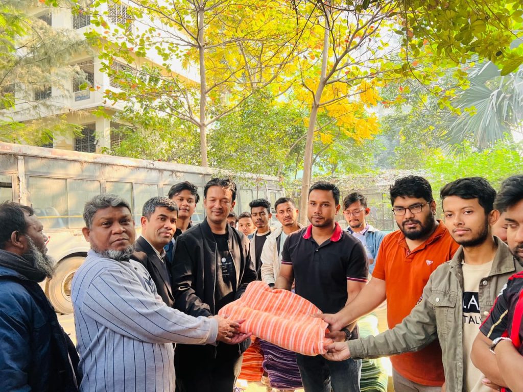 জন্মদিনে মানবিক উদ্যোগ: স্টাফদের মাঝে কম্বল বিতরণ করলেন ছাত্রদল নেতা শাহরিয়ার