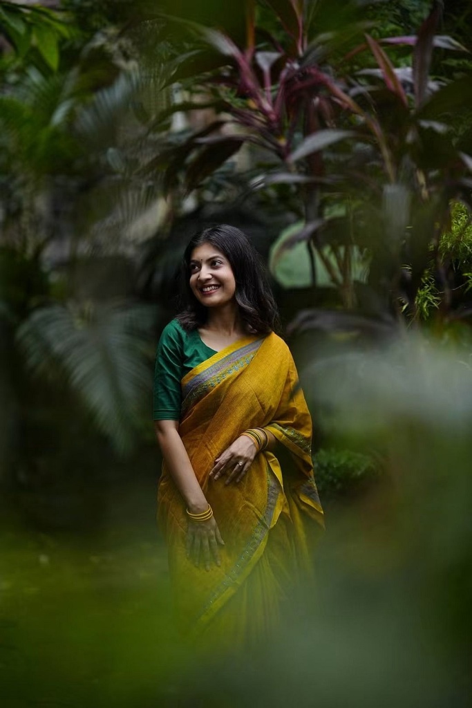 শর্ষে‑হলুদ শাড়িতে সাদনিমা, মিষ্টি হাসি সহ পাঁচটি ছবি