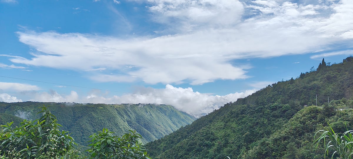 মেঘের অপেক্ষায় শহর আর জীবনের বাঁকবদল