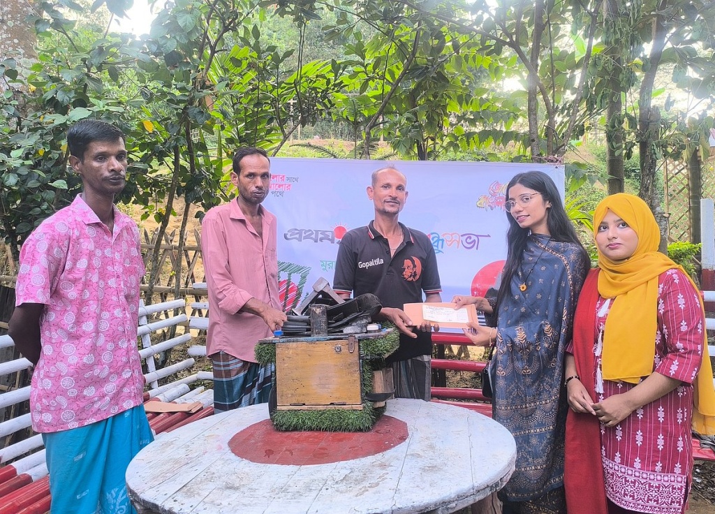 লাক্কাতুরা চা-বাগানে তিন মুচির পাশে মুরারিচাঁদ কলেজ বন্ধুসভা