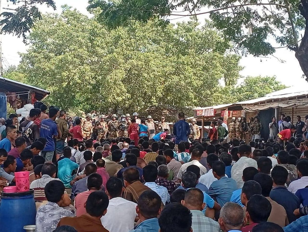 সাজেকে পর্যটক ও আইনশৃঙ্খলা রক্ষাকারী বাহিনীর ওপর ইউপিডিএফের গুলিবর্ষণ: তিন হাজার পর্যটক উদ্ধার